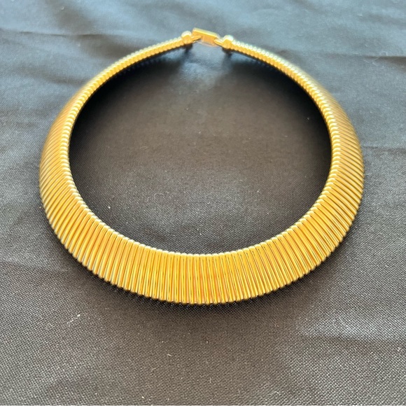 Vintage Napier Gold Tone Runway Choker Necklace Stretchy Gas Hose Style - Picture 7 of 9